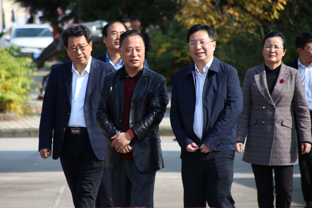 中共陕西省委副书记胡衡华莅临十三国际首页药业调研项目建设情形 拷贝.jpg
